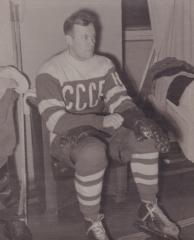 Две фотографии с хоккеистами: капитаном сборной СССР на Олимпийских играх 1952 и 1956 гг. Всеволодом Бобровым и неизвестными.