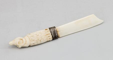 Нож для разрезания бумаги костяной, с завершением в виде головы барана.