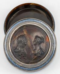 Табакерка круглая с медальоном в крышке с изображением императора Александра I и императрицы Елизаветы Алексеевны