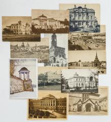 Сет из 12 ранних советских открыток с видами Москвы и Петергофа.
