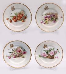 4 десертные тарелки: земляника, крыжовник, виола, садовая роза