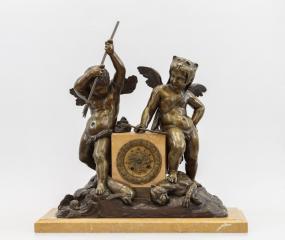Часы каминные с изображением двух путти (аллегория охоты и рыбалки)