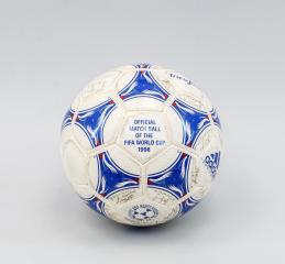 Официальный мяч Чемпионата Мира по футболу 1998 года с автографами