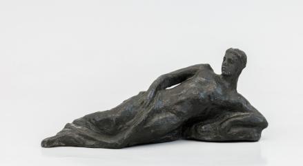 Скульптура «Лежащий юноша»