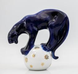 Скульптура «Пантера на шаре»