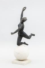Скульптура обнаженной женщины с венком в руке.