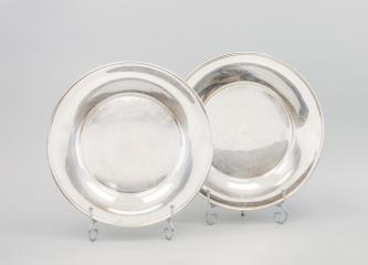 2 сервировочные тарелки лаконичного дизайна, круглые