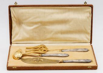 Столовый набор, состоящий из половника, раздаточной вилки и ножа (в оригинальном футляре)