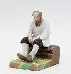 Скульптура «Старик, сидящей на завалинке»
