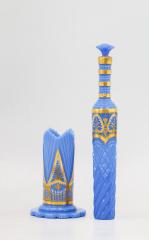 Высокий парфюмерный флакон с подставкой сине-голубого глушеного стекла