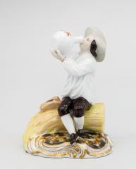 Скульптура «Мальчик на снопе, пьющий из кувшина»