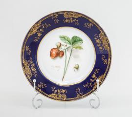 Тарелка с веткой клубники и кобальтовым бортом по оригинальному рисунку Н. фон Бооля.