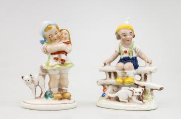Сет из двух фигурок «Девочка с куклой» и «Мальчик, сидящий на заборе»