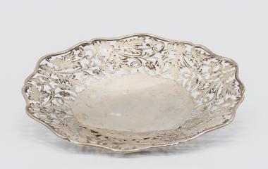 Тарелка серебряная с ажурным бортом