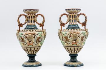 Парные вазы, украшенные объемным изображениями маскаронов