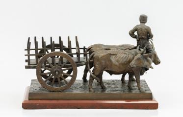Скульптурная композиция «Два буйвола, запряженные в арбу с сидящим мальчиком-погонщиком»