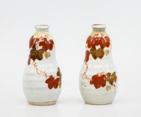 Парные вазочки -солитеры с растительным орнаментом.