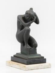 Копия со скульптуры  А.Майоля  "Склонившаяся девушка"