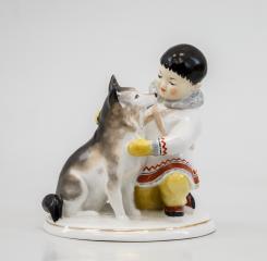 Скульптура «Мальчик якут с собакой» («Дружба»)