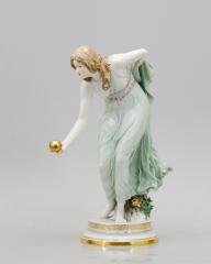 Статуэтка «Девушка, играющая в шар»