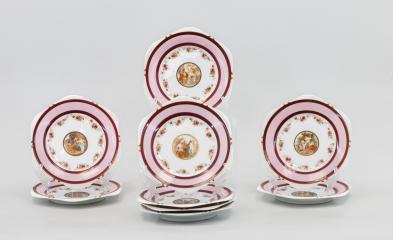 Девять десертных тарелок с изображением античных сюжетов на зеркале.
