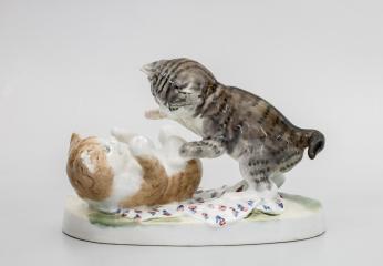 Скульптурная композиция «Играющие котята»