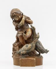 Скульптура «Девочку щиплют гуси»