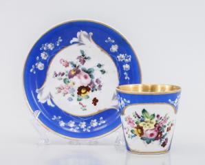 Чайная пара с росписью букетов цветов и синим крытьем