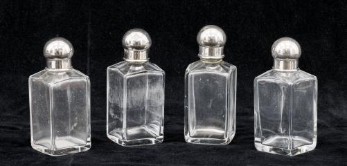 Четыре парфюмерных флакона