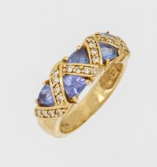 Кольцо с бриллиантами и голубыми вставками