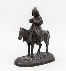 Скульптура «Киргиз, раскуривающий трубку»