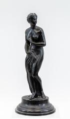Скульптура «Купальщица до купанья»