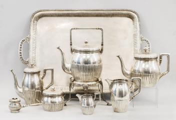 Большой чайно-кофейный серебряный сервиз из восьми предметов