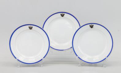 Три тарелки из сервиза «с гербом, голубой полосой и золотым узким рантом» Царскосельского дворца