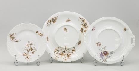 Три тарелки с цветочной росписью