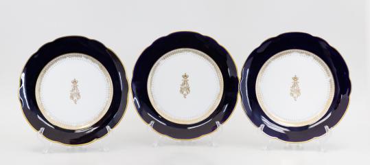 Три тарелки с кобальтовым бортом и монограммой ОА под дворянской короной
