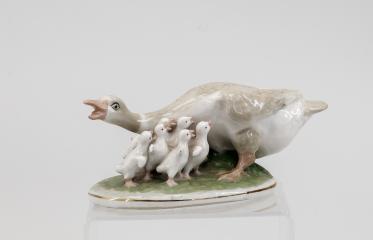 Скульптурная композиция «Гусыня с гусятами» («Переполох»)