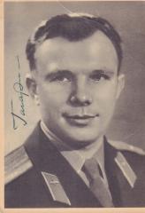 Фотооткрытка с космонавтом Ю.А. Гагариным, с автографом.