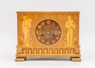 Часы в деревянном корпусе в стиле модерн
