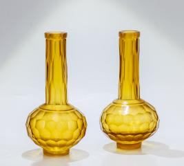 Две вазы желтого стекла