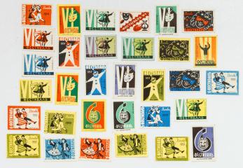 Сет из 32 спичечных этикеток с символикой Фестиваля 1957 года: танцы и маски.