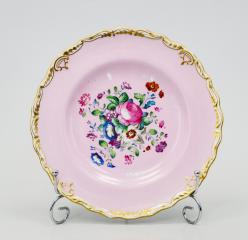 Тарелка с розовым крытьем и изображением букета на зеркале