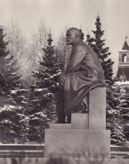 Две фотографии "Памятник В.И. Ленину в Кремле".