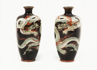 Парные вазочки с изображением драконов