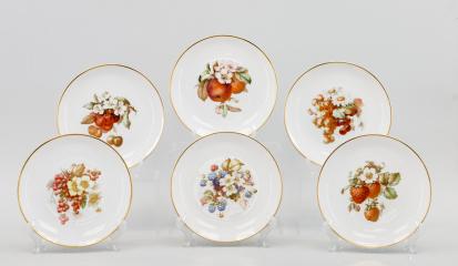 Шесть десертных тарелок с изображением ягод и фруктов