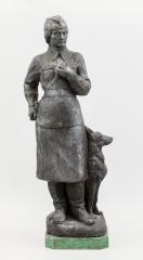 Скульптура, изображающая женщину в военной форме и овчарку («Пограничница»)
