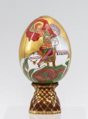 Фарфоровое яйцо «Святой Георгий» на подставке.