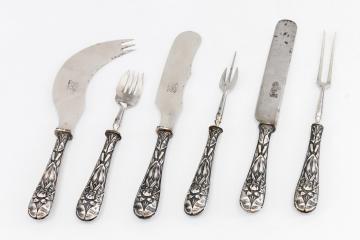 Набор, состоящий из раздаточных ножей и вилок (шесть предметов).