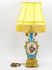 Лампа с желтым абажуром и фарфоровым основанием (голубое крытье и изображение ангелочков в резервах) в бронзовой оправе