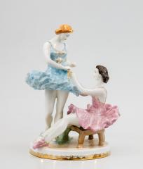 Скульптурная композиция «Балерины перед выступлением».